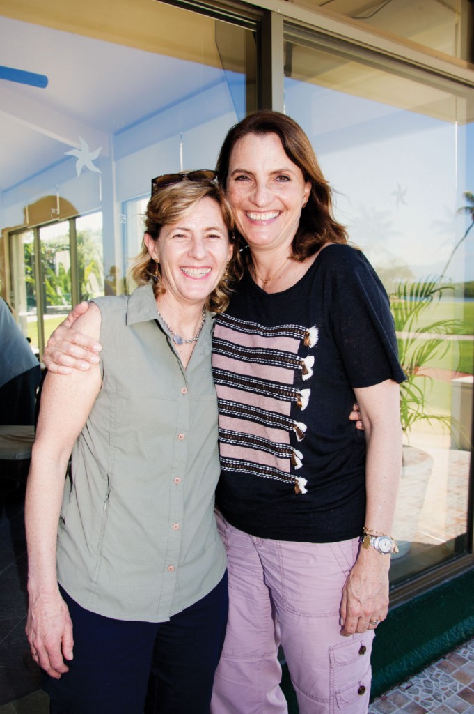 Denisse y Pamela Smithers.
