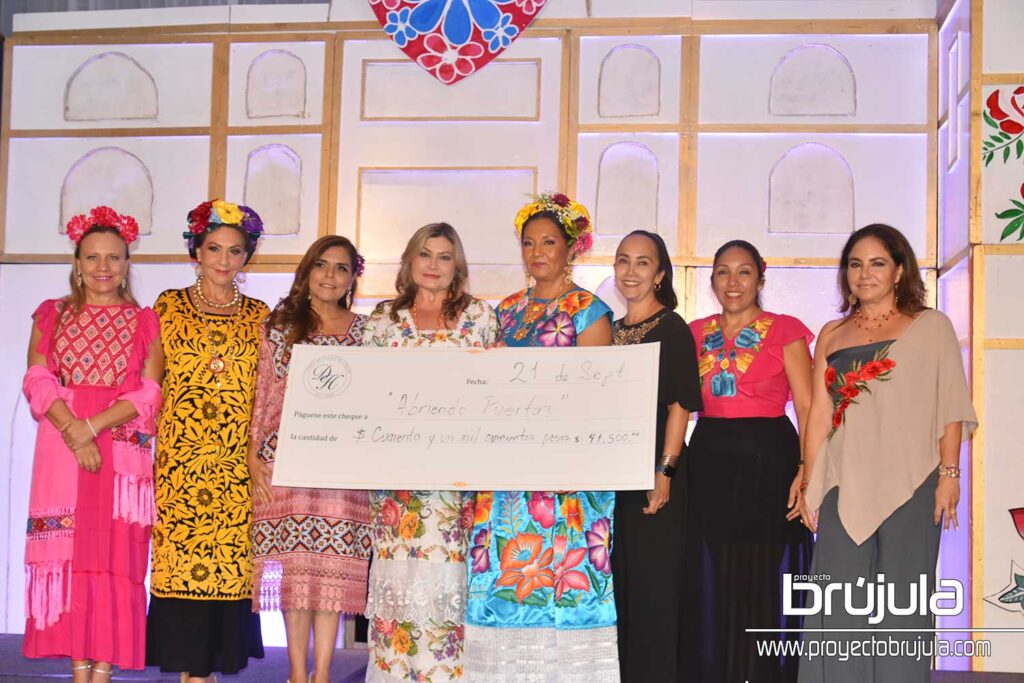 1 DAMAS HOTELERAS DE CANCUN ENTREGAN DONATIVO A LA ASOCIACION ABRIENDO PUERTAS EN QUINTANA ROO