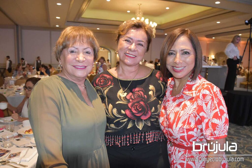 13 TOñITA AGUIRRE, CARMEN PRIEGO Y ANA MEZCAL