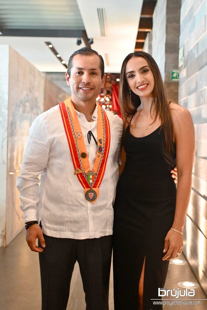 2 MARIO LóPEZ Y MARIANA RUIZ