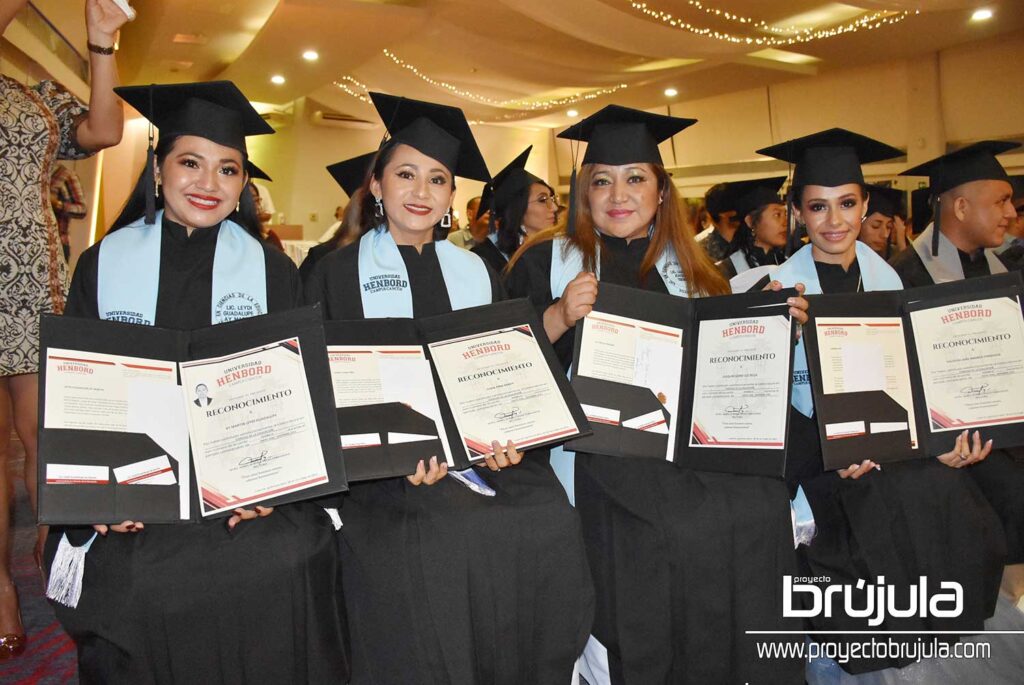 2 GRADUADAS DE LA CARRERA DE CIENCIAS DE LA EDUCACION