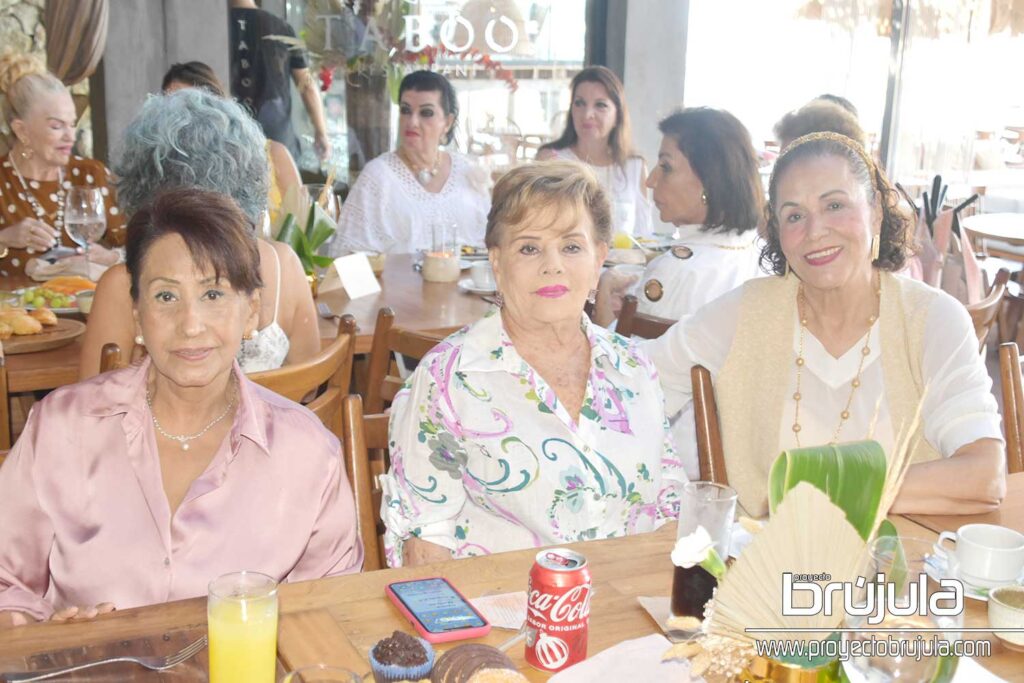 10 HILDA NAVARRO, ESTHER JAMIT Y SUSY MACíAS