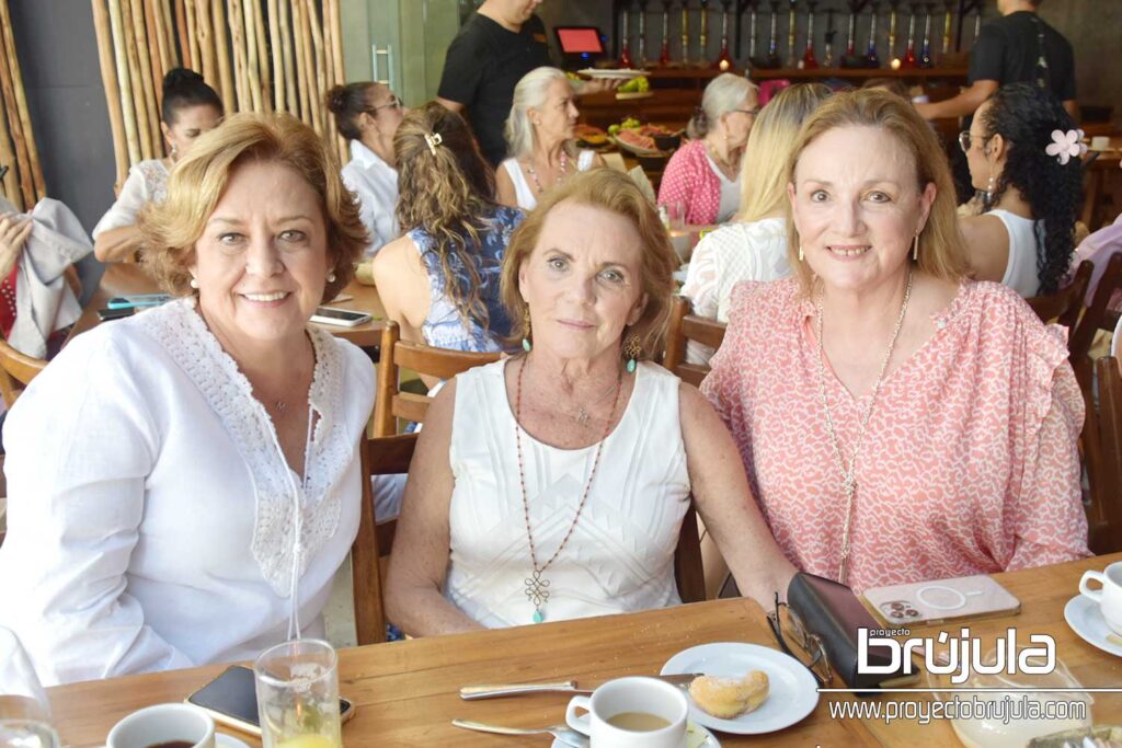 12 MARGARITA HERNáNDEZ, MARICARMEN GUTIéRREZ Y DORA ELIA GARZA