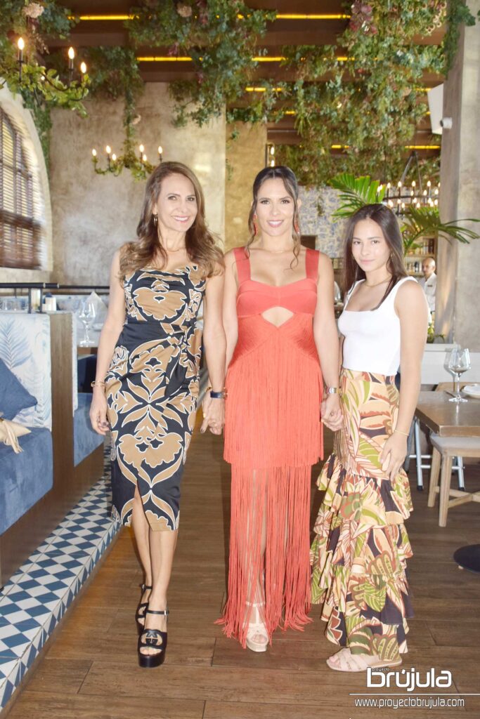 20 LORENA Y PRISCILLA OBREGóN CON ISABELLA BRAVO