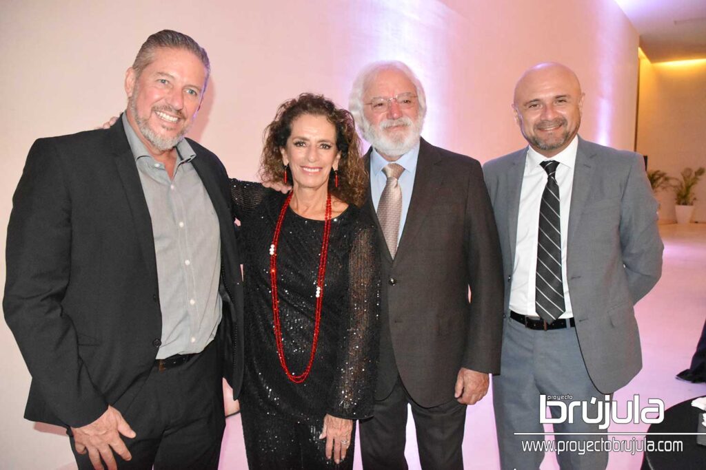 3 JAMES TOBIN, NOEMí Y CARLOS CONSTANDSE CON PABLO ALCOCER GóNGORA 