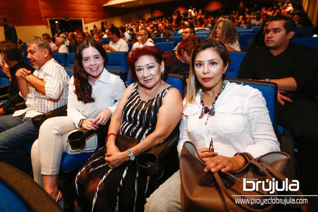 11 ERIKA SCHWARZKOPF, ESTHER ZAPATA Y VIRIDIANA RODRíGUEZ