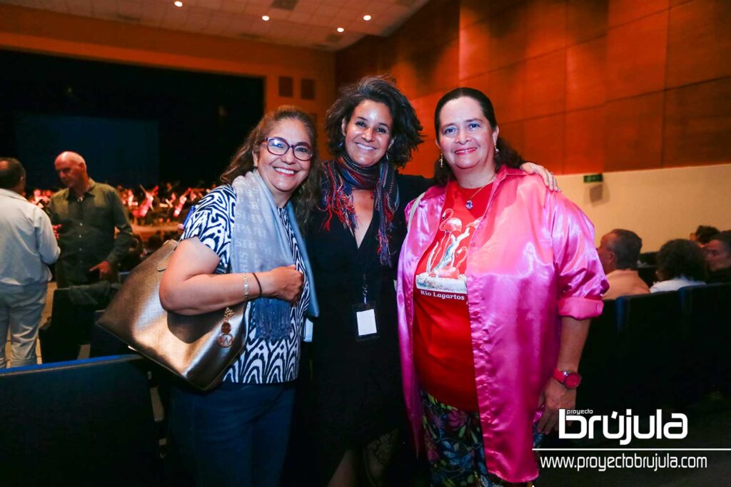 8 VERóNICA LOERA, FERNANDA CRECI Y CINTHYA SANTAMARíA