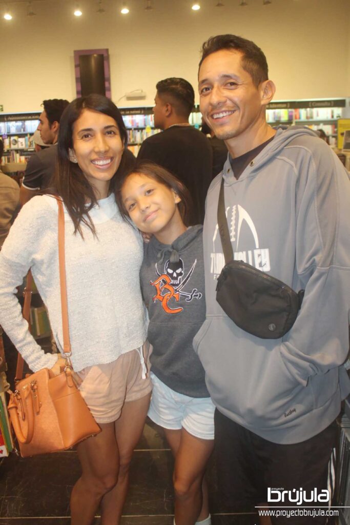 ESTEFANY GONZáLEZ, SARIELLE Y EFRAíN CORONA