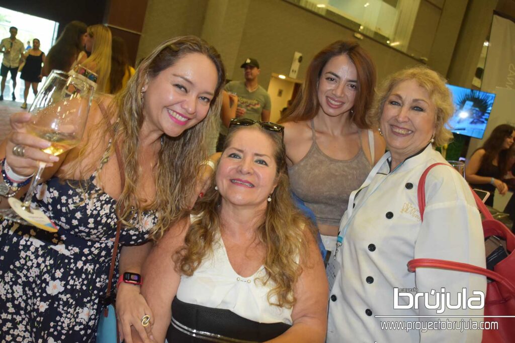 13 EVELYN Y LORENA PINTADO CON LUISA Y MARGARITA CASTELLANOS