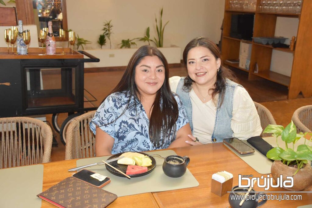 11 MARIELA VICTORIA Y FANY PEREYRA