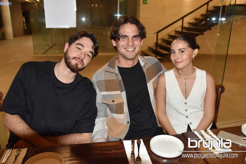 7 MAURICIO ALCUDIA, ALEJANDRO PéREZ Y ELIZABETH FERNáNDEZ