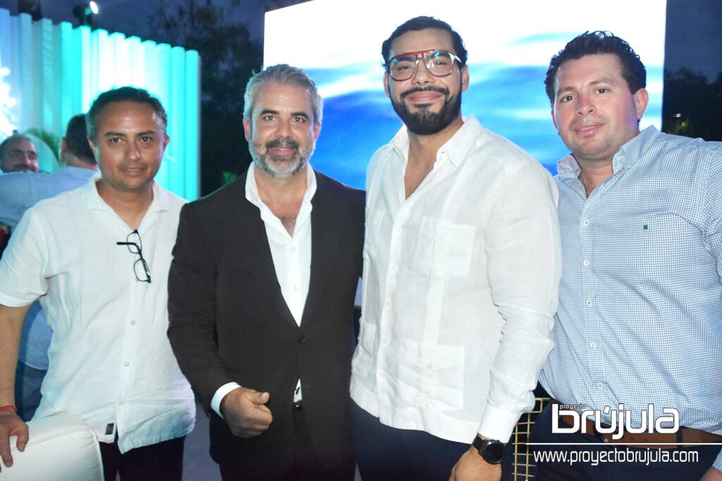 2 CARLOS GóMEZ, JORDI PUJOL, NICOLáS SANTO Y JOSUé VILLANUEVA