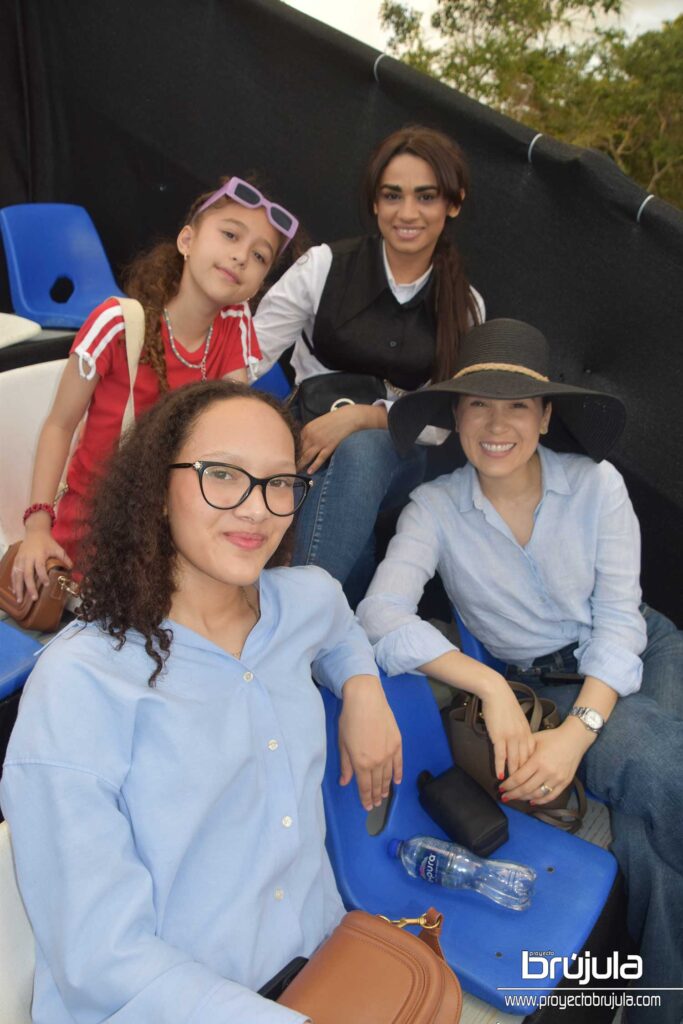 28 SOFíA GARDUñO, KATHERINA ARGüELLES, PILAR Y CARMEN RAMíREZ
