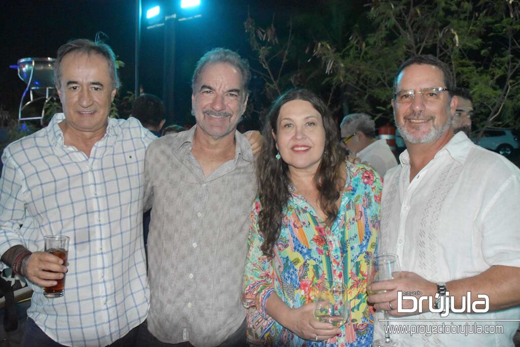 3 JUAN IGNACIO DE ABIEGA, JAVIER SALAS, SOFíA Y GUIDO WILLIS