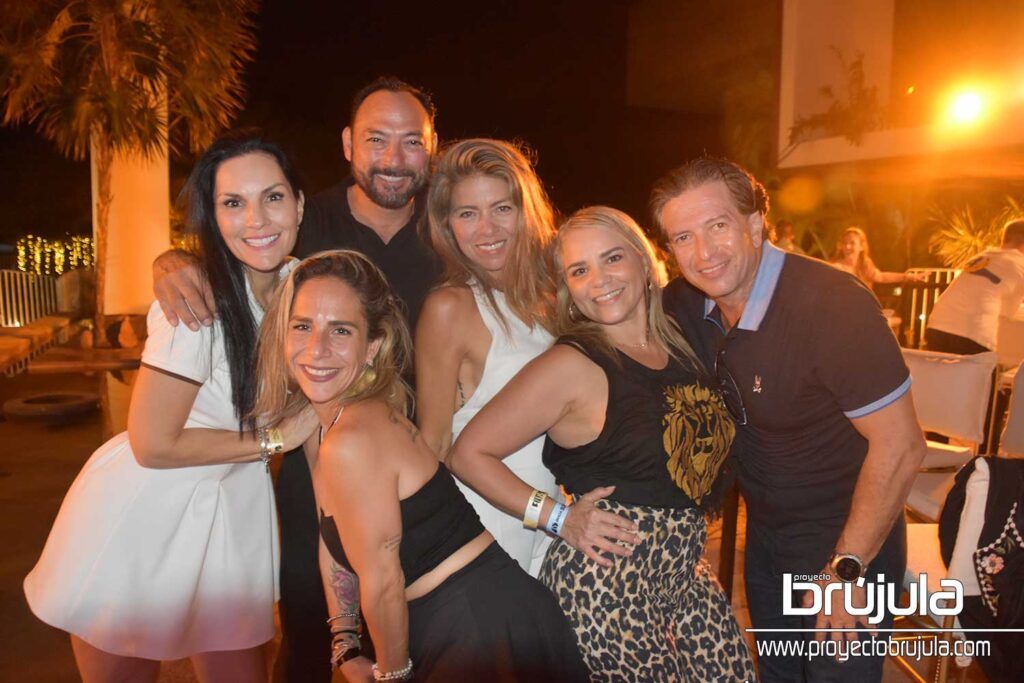 5 WENDY PLAZA, ROBERTO ERALES, DULCE GARCíA DE LEóN, GINA Y JORGE VéLEZ CON TESSA HURTADO