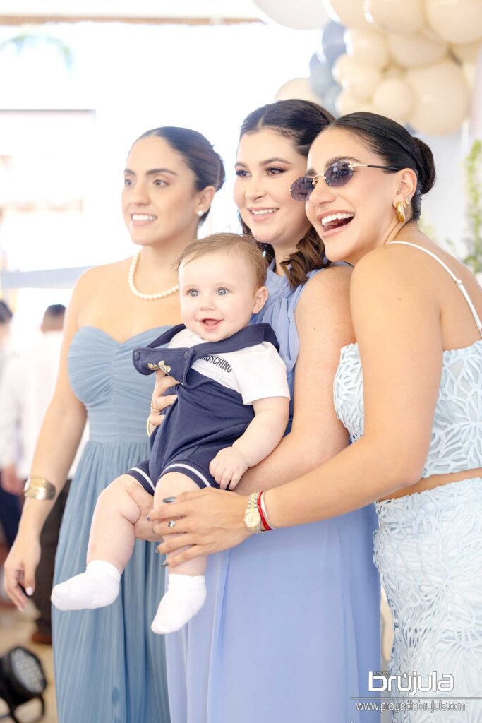 10 RENATA MURGíA, FERNANDA DE ZULUETA Y REGINA ALBOR CON BABY MAU