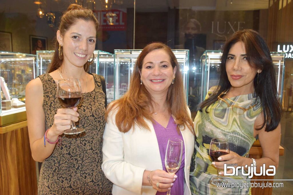 12 ALEJANDRA CARRANZA Y MARISA FLORES