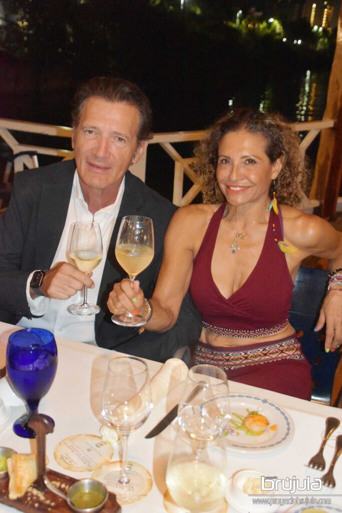 12 MARIO DE LA TORRE Y JACKIE NAVARRETE