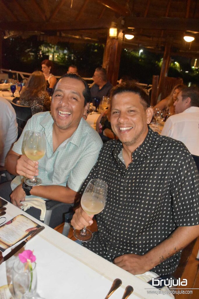 17 DAMIáN MENDOZA Y GUSTAVO ÍñIGO