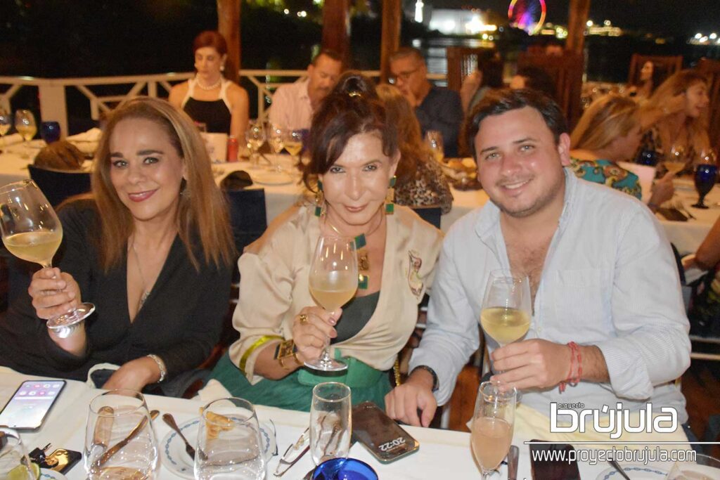 2 TALINA GONZáLEZ, VERO GUERRA Y RODRIGO ALVISO
