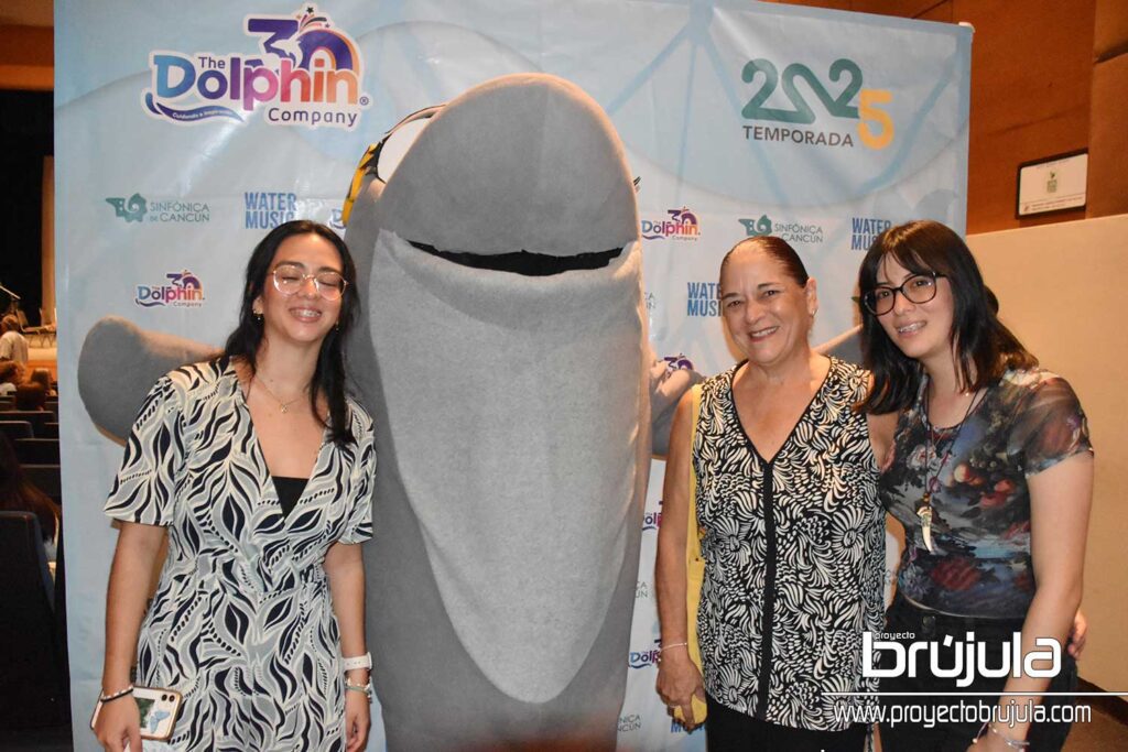 24 DANIELA REYES, VICTORIA FLORES Y LORENA REYES