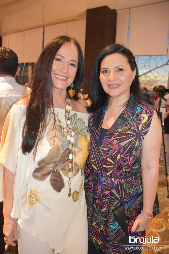 26 ERICA FLORES Y SAMANTHA FRACHEY