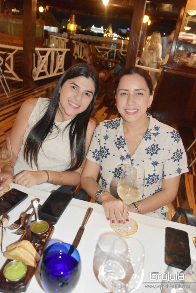 4 STEPHANY VELASQUEZ Y MARLLORYE PIRANIO