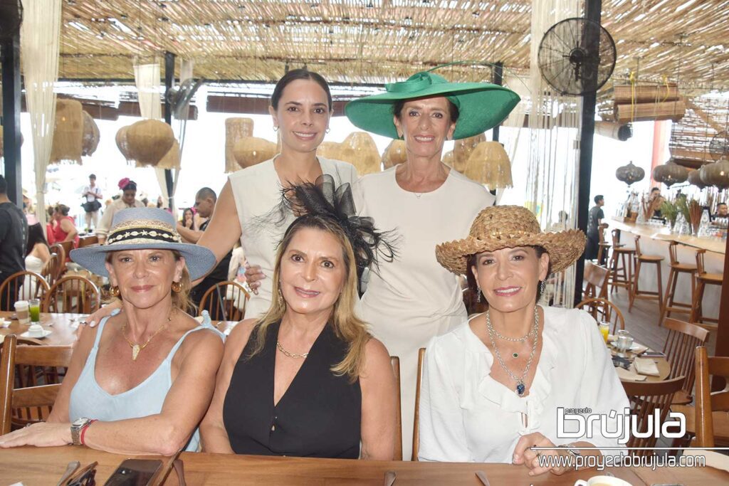 6 ANA PATY PERALTA, NOEMí CONSTANDSE, TERE, PATY Y SUSANA DE LA PEñA
