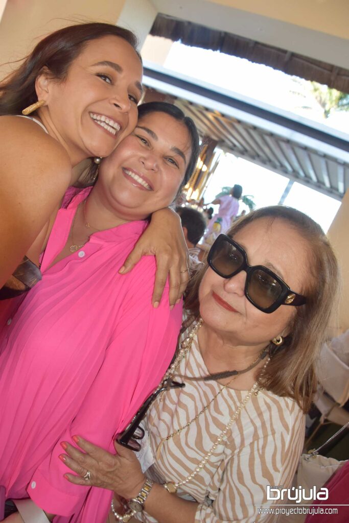 7 ADRIANA, ANDREA Y GISELA ABURTO