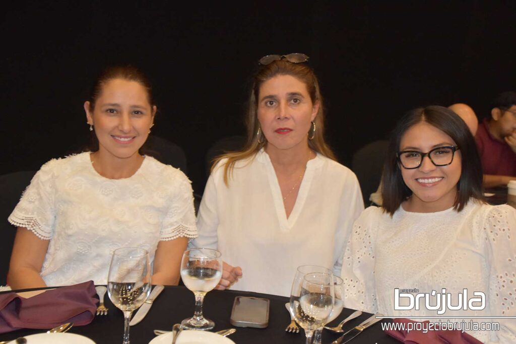 7 KAREN RODRíGUEZ, CAROLINA VáZQUEZ E IVETTE NAL