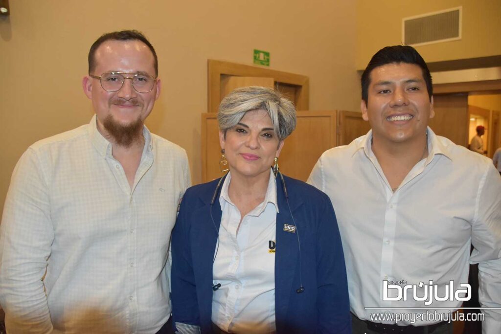 8 CARLOS YáñEZ, LOURDES MORALES Y ROBERTO LóPEZ