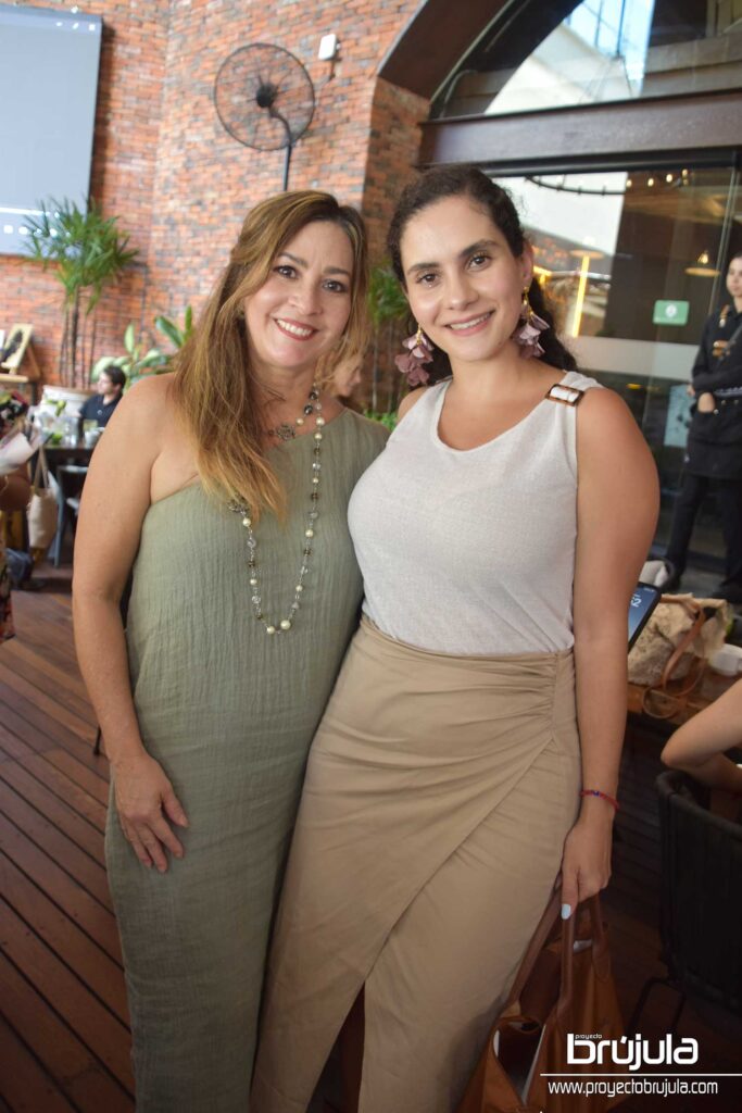 10 ANA KARINA CINTRóN Y ANTUANETTE KURI