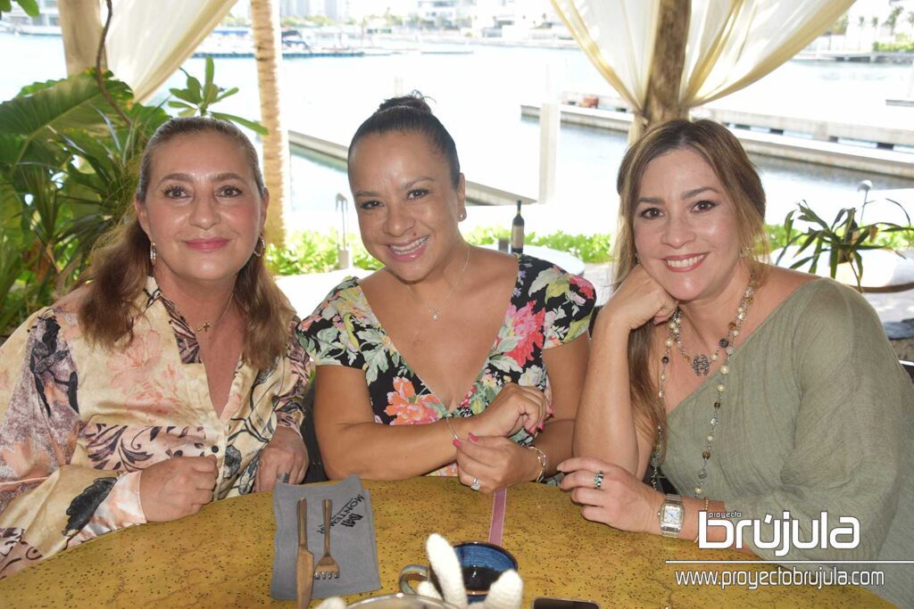 18 IVONNE ESCALANTE, YAREDH CEJUDO Y ANA KARINA CINTRóN
