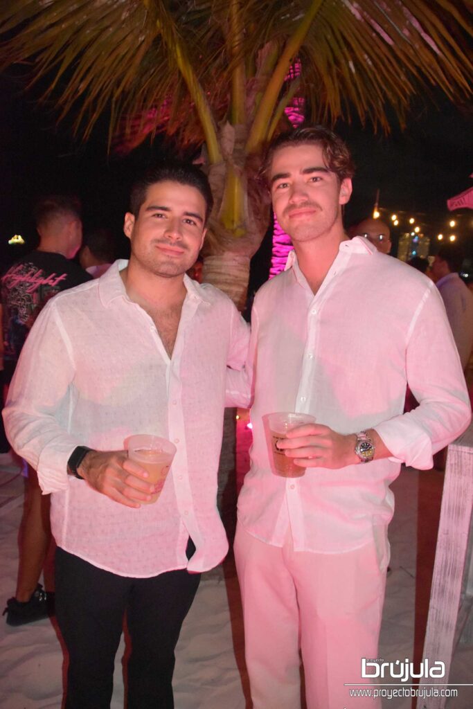 2 EUGENIO SALCEDO Y VíCTOR GóMEZ