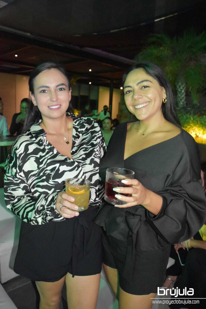 4 MARIANA VALENCIA Y ANA PAU CáCERES