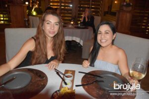 6 NICOLE ROBERTSON Y MARIANA TREJO