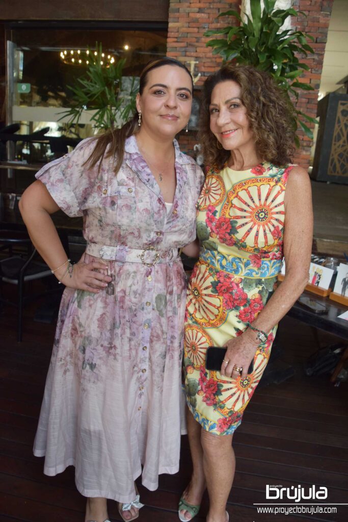 8 ERIKA CAMACHO Y LULú VARA