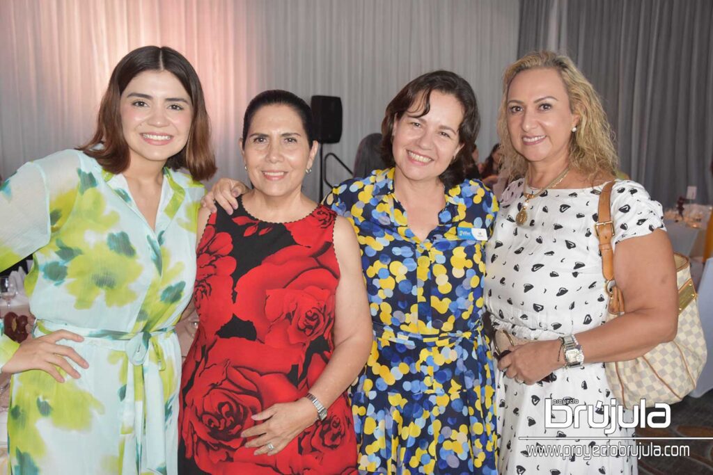 11 VERóNICA MURILLO, GUADALUPE Y LILI MACEDO CON CRISTINA ARENZANA