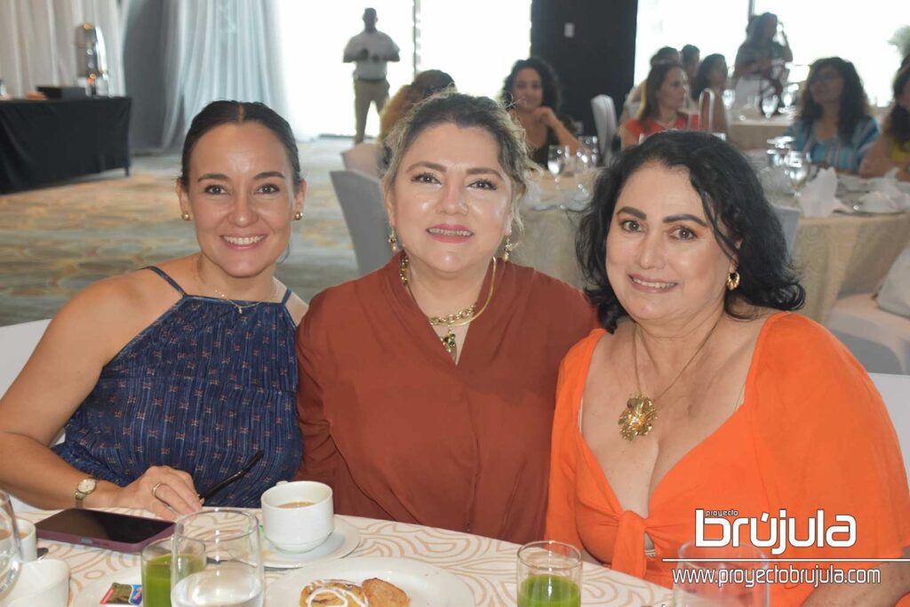 15 GABY PALOMARES, REBECA VEGA Y VIRI PALOMEQUE