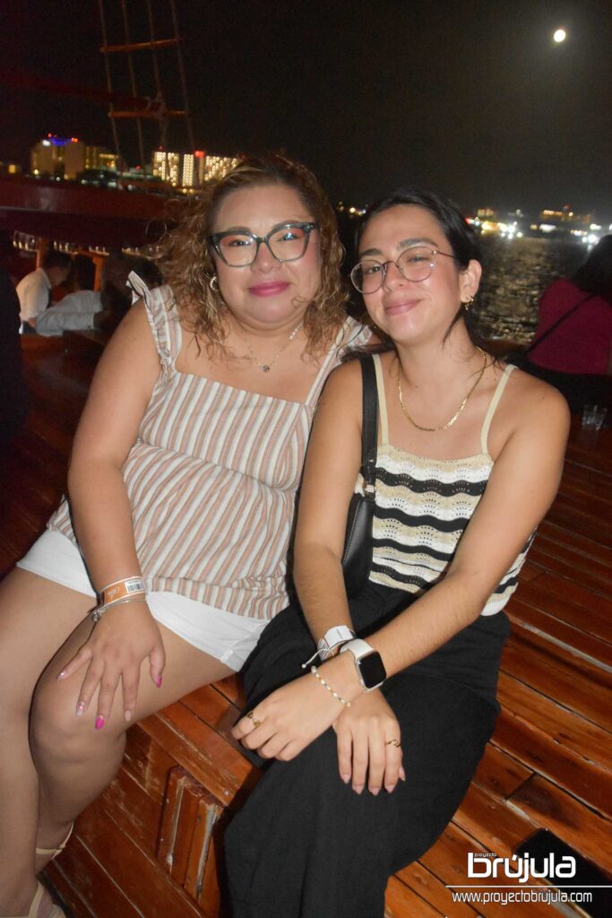 16 SUEMY MAY Y DANIELA REYES