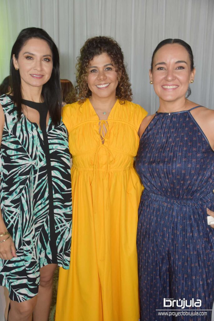 2 ALEJANDRA LARA, LESLIE HENDRICKS Y GABY PALOMEQUE