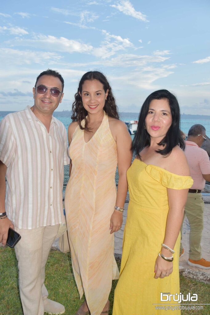 4 FREDDY, ADDY GAMBOA Y REBECA VALDEZ