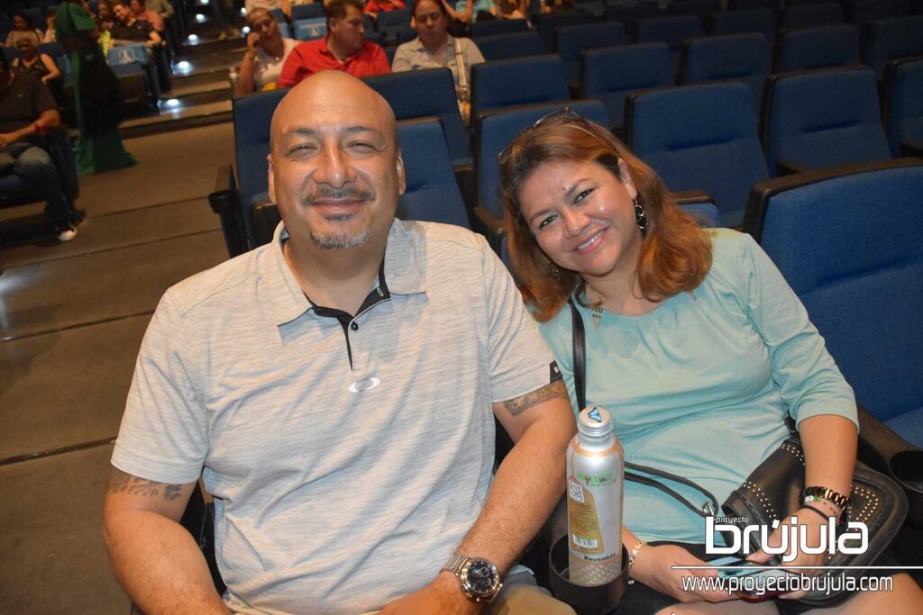 8 MARIO AGUILAR Y NASHELI BARRIENTOS