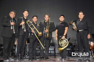 2 MúSICOS ORQUESTA FILARMóNICA INTERNACIONAL