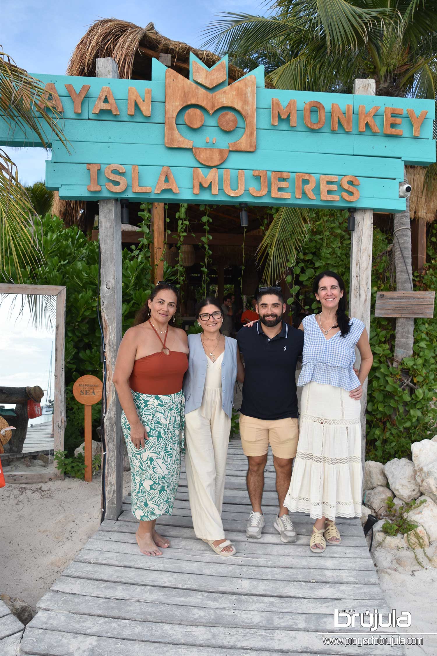 1 ROSS HERCON, GABY VILLALOBOS, ALEXIS RUIZ Y FER RODRíGUEZ, DE MAYAN MONCKEY